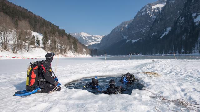 Ice diving Lake Montriond Yvan Tisseyre